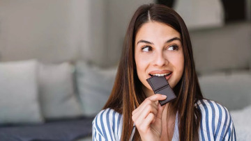 Πώς η μαύρη σοκολάτα ενεργοποιεί τον εγκέφαλο και βελτιώνει προσωρινά τη μνήμη - Τι έδειξε νέα έρευνα