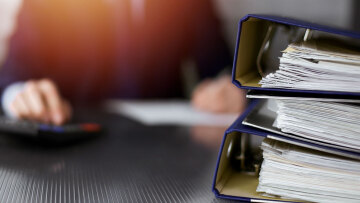 Κύκλωμα καρουζέλ εικονικών εταιρειών κόστισε απώλεια ΦΠΑ άνω των €10 εκατ.  - Το ξέπλυμα με Jaguar, Porsche και πολυτελείς διακοπές