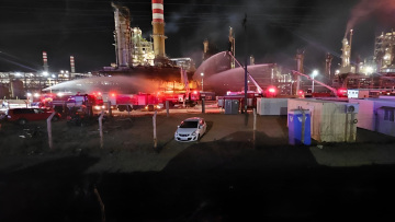 Motor Oil: Υπό έλεγχο η πυρκαγιά - Ολονύχτια επιφυλακή για την πλήρη κατάσβεση