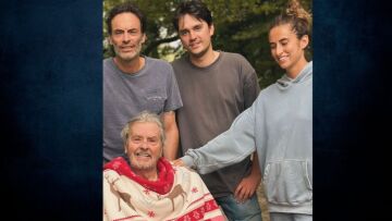 Αλέν Ντελόν: Μας λείπεις μπαμπά, γράφει ο γιος του έναν μήνα μετά τον θάνατό του 