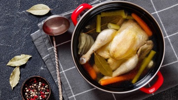 Πώς να φτιάξετε και να διατηρήσετε τον πιο γευστικό σπιτικό ζωμό κότας