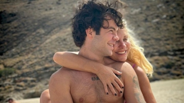 Ελένη Μενεγάκη: Ο γιος μου με κάνει ευτυχισμένη και περήφανη κάθε μέρα, γράφει σε φωτογραφία τους 