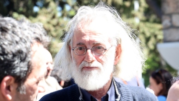 Μιχάλης Αεράκης: Μερικές φορές χρησιμοποιούμε τη σάτιρα ως άλλοθι για να βγάλουμε τα δικά μας εσώψυχα 