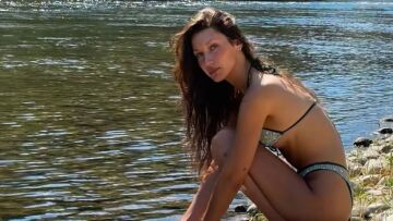 Μπέλα Χαντίντ: Ποζάρει με μαγιό δίπλα στο ποτάμι