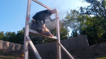 Πόσο ισχυρή έκρηξη μπορεί να προκαλέσει ένας βομβητής «βόμβα»; Δείτε βίντεο με την επίδειξη πυροτεχνουργού