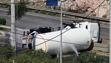 Ανατροπή βυτιοφόρου στη Λεωφόρο Σχιστού: Εκκενώθηκε η δομή μετά τη διαρροή αερίου