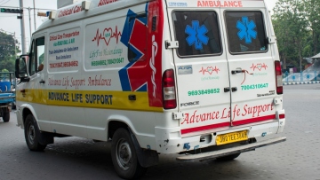 Ούτε στις ταινίες: «Εγκεφαλικά νεκρή» γυναίκα στην Ινδία επανήλθε όταν ασθενοφόρο έπεσε σε λακκούβα