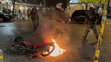 Επεισόδια στην 3ης Σεπτεμβρίου στο κέντρο της Αθήνας - Επίθεση με μολότοφ σε διμοιρία των ΜΑΤ, δείτε φωτογραφίες