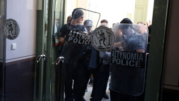 Ομάδα ατόμων εισέβαλε σε εκδήλωση στο Πολυτεχνείο με πανό και τρικάκια -  Έγιναν 22 προσαγωγές