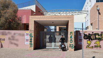 Λαύριο: «Γιατί τσακώνεστε, τι διαφορά έχετε» - Δύο τραυματίες από τα μαχαιρώματα έξω από το 1ο ΕΠΑΛ