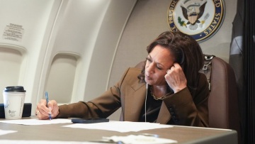 O Τραμπ κατηγορεί την Χάρις ότι «έστησε» τηλεφώνημα για τον τυφώνα Έλεν - «Πρέπει να βάλεις το καλώδιο στο τηλέφωνο για να δουλέψει»