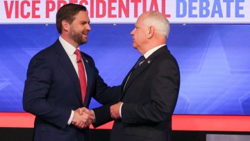 Σε έντονους τόνους η τηλεμαχία των υποψηφίων αντιπροέδρων των ΗΠΑ: Το CBS έκλεισε τα μικρόφωνα των Βανς και Γουόλτς 