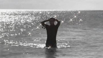 H Κλέλια Ανδριολάτου έκανε βουτιά στη θάλασσα με αποκαλυπτικό μαγιό