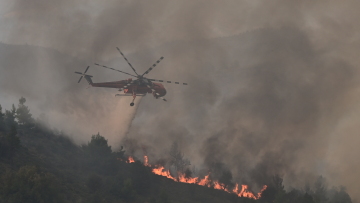 Καίει σε πολλές εστίες για τέταρτη μέρα η φωτιά στο Ξυλόκαστρο - Στη μάχη 10 εναέρια μέσα 