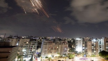 Πόλεμος στη Μέση Ανατολή: «Βροχή» πυραύλων κατά του Ισραήλ - Δείτε τα βίντεο από την επίθεση του Ιράν