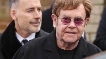 Ο Έλτον Τζον αστειεύτηκε  για τις πολυάριθμες περιπέτειες της υγείας του: Στην πραγματικότητα το μόνο που έχει απομείνει είναι το αριστερό μου ισχίο