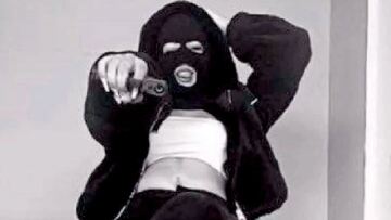 Γλυφάδα: Η πρωταγωνίστρια του ξυλοδαρμού της 14χρονης φωτογραφήθηκε να σημαδεύει με όπλο