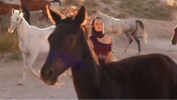 H Ιωάννα Τούνη γύρισε βίντεο ανάμεσα σε άλογα που καλπάζουν στην Καππαδοκία και όλοι πίστεψαν ότι ήταν ΑΙ - Τι απάντησε η ίδια
