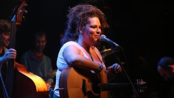 Ματούλα Ζαμάνη: Κάμερα στο κατόπι μετά τον σάλο για τη μπλούζα που έβγαλε σε συναυλία της