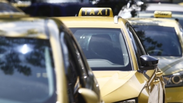 ΑΑΔΕ: Από αύριο η προθεσμία 3 εβδομάδων για τα αυτοκόλλητα για τα POS στα ΤΑΞΙ