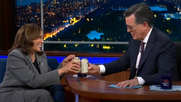 ΗΠΑ: Η Κάμαλα Χάρις ήπιε μπύρα σε νυχτερινό talk show - «Αν εκλεγώ, θα επιστρέψει το αλκοόλ στον Λευκό Οίκο»