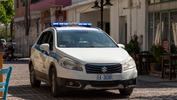 Θεσσαλονίκη: 40χρονη έριξε μπουνιά σε ιδιοκτήτρια ουζερί επειδή την έδιωξε από το μαγαζί - Επιτέθηκε και σε δύο θαμώνες