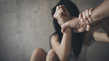 Θεσσαλονίκη: 27χρονη πήδηξε από την μπαλκονόπορτα και έτρεχε ξυπόλητη για να γλιτώσει από τον σύζυγό της