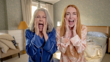 Τζέιμι Λι Κέρτις - Λίντσεϊ Λόχαν: Αναπαράγουν τη διάσημη σκηνή στην πρώτη εικόνα του Freaky Friday 2 