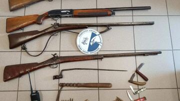 Καλαμάτα: Έψαχναν για ναρκωτικά αλλά βρήκαν όπλα και ασύρματο