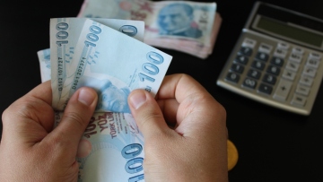 Τουρκία: Sell-off σε χρηματιστήριο και λίρα μετά την απομάκρυνση της ηγεσίας του Ρεπουμπλικανικού Λαϊκού Κόμματος