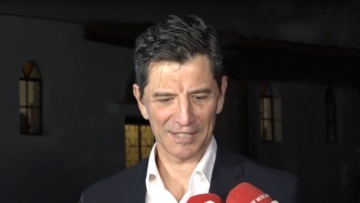 Σάκης Ρουβάς: Συγκινήθηκα και είμαι πολύ χαρούμενος, δήλωσε για τον γάμο του αδελφού του Απόστολου 