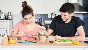 Τοστ αβοκάντο ή βρώμη; Ποιο πρωινό οδηγεί σε μεγαλύτερη απώλεια βάρους τις γυναίκες και ποιο τους άντρες