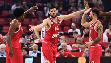 Euroleague: Πάρτι από ΜακΚίσικ και Βεζένκοφ και ο  Ολυμπιακός 89-68 την Αρμάνι Μιλάνο στο ΣΕΦ 