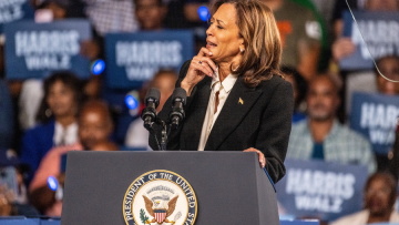 Η Χάρις επέκρινε τα σχόλια του Τραμπ για τον «εσωτερικό εχθρό» και την ανάπτυξη στρατού την ημέρα των εκλογών