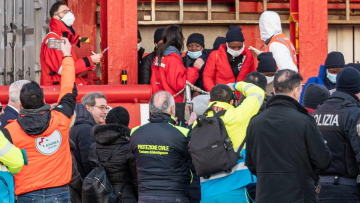 Δύο από τους 16 μετανάστες που μεταφέρθηκαν στην Αλβανία επιστρέφουν στην Ιταλία