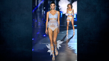 Ανθή Φακιδάρη: Έλαμψε στην πασαρέλα της Victoria's Secret - Ποιος είναι ο πρώτος «άγγελος» από την Ελλάδα