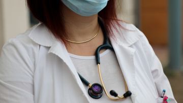 Γιατρός στη Μυτιλήνη συνταγογραφούσε μόνο ξημερώματα, χιλιάδες φάρμακα σε κόρη και σύζυγο - Της τηλεφώνησε ο Άδωνις