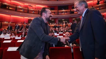 Μέλος του Ιδρύματος Σαμαρά απαντά στην κριτική που ασκήθηκε για τη χειραψία του πρώην πρωθυπουργού με τον Νίκο Παππά