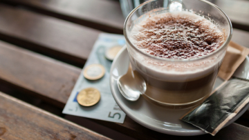 Φιλοδωρήματα: Όλοι οι νέοι κανόνες - Τι γλιτώνει ο εργαζόμενος και πώς θα ελέγχεται ο επιχειρηματίας