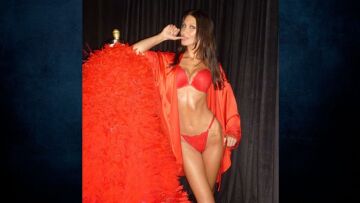 Μπέλα Χαντίντ: Ποζάρει με κόκκινα εσώρουχα στα backstage του σόου της Victoria's Secret