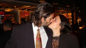 Γιώργος Καράβας: Το φιλί στη Ραφαέλα Ψαρρού σε φωτογραφίες από τα 42α γενέθλιά του