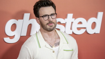 Κρις Έβανς: Βγήκε για ποτό στη Δράμα - Συμμετέχει στο Sacrifice του Netflix