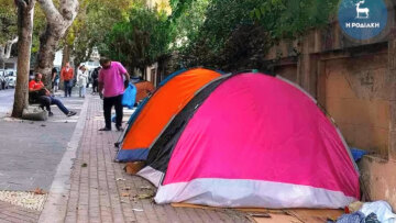 Ρόδος: Αναστάτωση από εκατοντάδες μετανάστες στους δρόμους - Ανεπαρκής ο καταυλισμός στο λιμάνι λένε οι αστυνομικοί