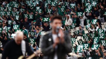 Παναθηναϊκός - Τσέλσι: Ο Ίαν Στρατής τραγούδησε στο ΟΑΚΑ το «Starman» στη μνήμη του Μπάλντοκ- Δείτε βίντεο