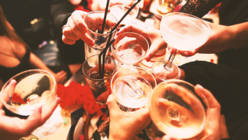 Βουλιαγμένη: Μαθητές λυκείων κατέληξαν σε νοσοκομεία από το αλκοόλ σε κλαμπ - Συνελήφθη ο υπεύθυνος