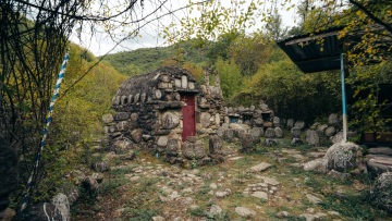 Το πέτρινο ξωκλήσι του Αγίου Πνεύματος: Ένα αριστούργημα λαϊκής τέχνης στην καρδιά του Παρανεστίου