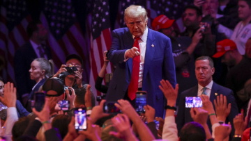 Εκλογές ΗΠΑ 2024 - Τραμπ: «Εσωτερικός εχθρός» οι Δημοκρατικοί, «εντελώς ανίκανη» η Χάρις 