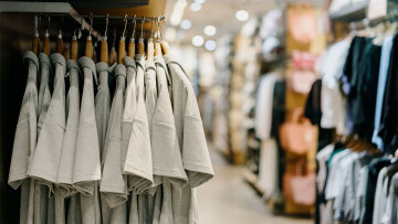 Η Κομισιόν θα απαγορεύσει σε εταιρείες την καταστροφή απούλητων ρούχων και υποδημάτων
