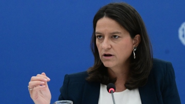 Κεραμέως: Στα 950 ευρώ ο κατώτατος μισθός έως το 2027