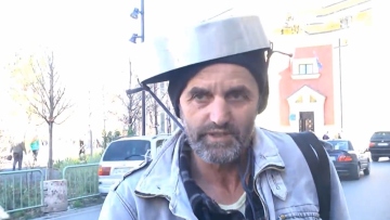 Ποιος είναι ο διαδηλωτής που πέταξε γιαούρτι και αβγά στον Μπελέρη